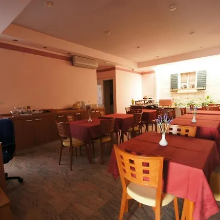 Apartman In With A Sea View, Terrace, Air Conditioning, Wifi 201-5 Brela